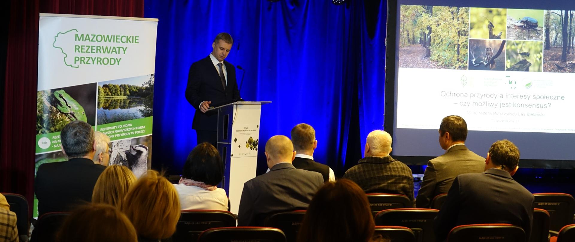 Widok na salę konferencyjną - widownia, prelegent, prezentacja 