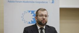 Minister funduszy i polityki regionalnej Grzegorz Puda podczas 5. Forum Akademicko-Gospodarczego, minister stoi przy mikrofonie i przemawia