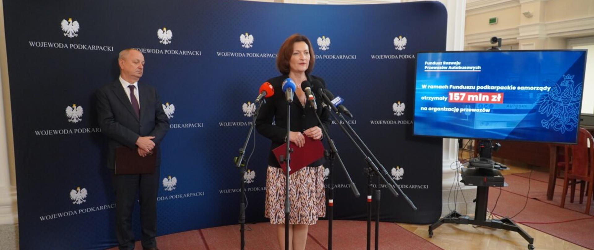 Wojewoda podkarpacki Ewa Leniart zabiera głos podczas konferencji prasowej