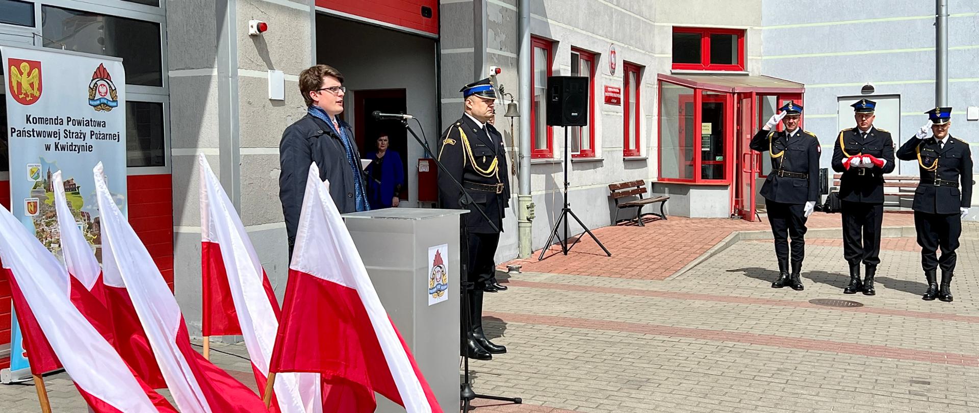 Wicewojewoda Pomorski podczas obchodów Dnia Strażaka w Komendzie Powiatowej Państwowej Straży Pożarnej w Kwidzynie.