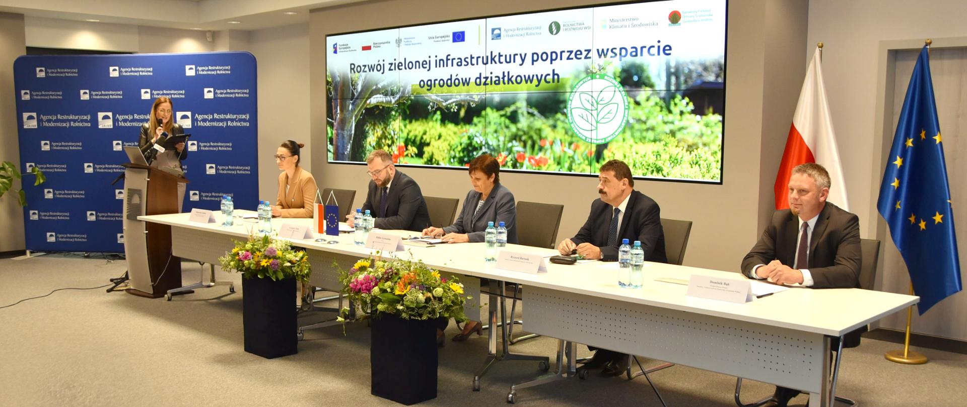 sekretarz stanu w ministerstwie rolnictwa i rozwoju wsi Ryszard Bartosik siedzący za stołem prezydialnym