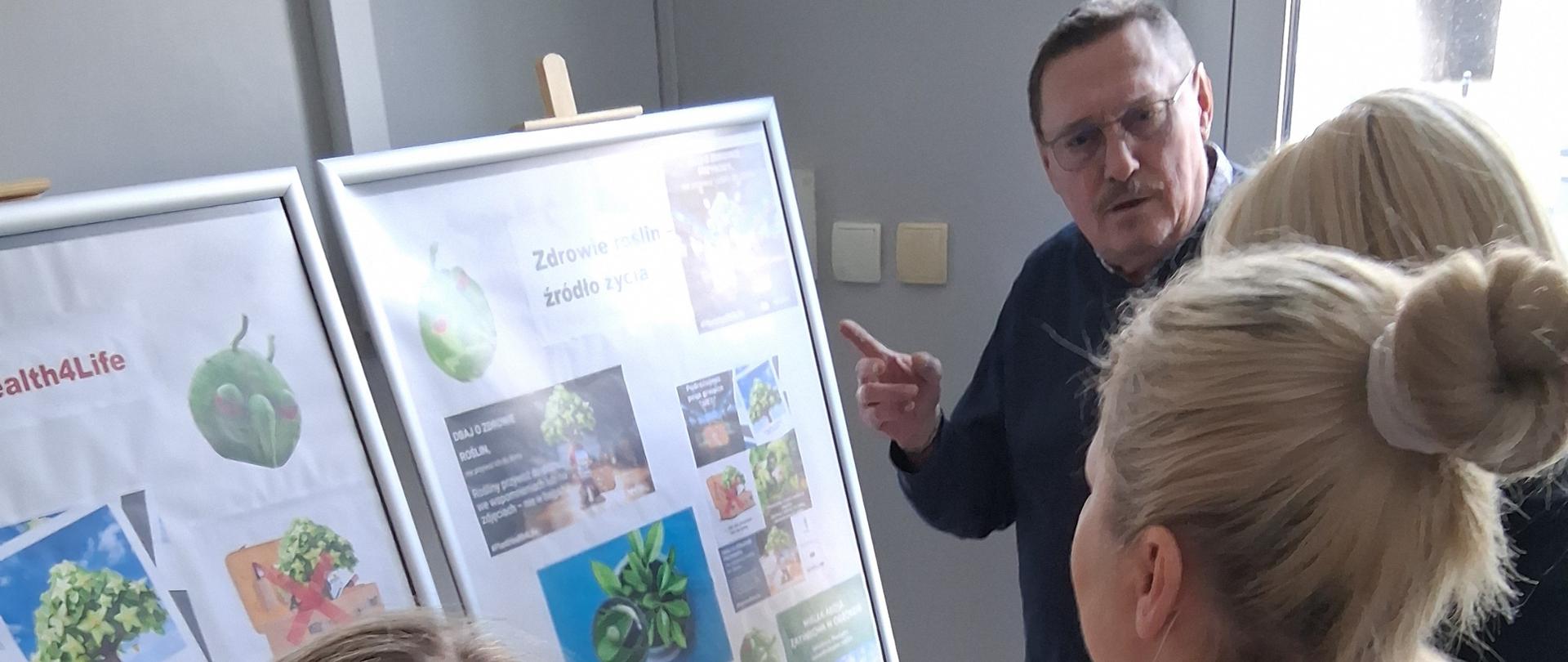 Osoby oglądające wystawę Kampanii #PlantHealth4Life