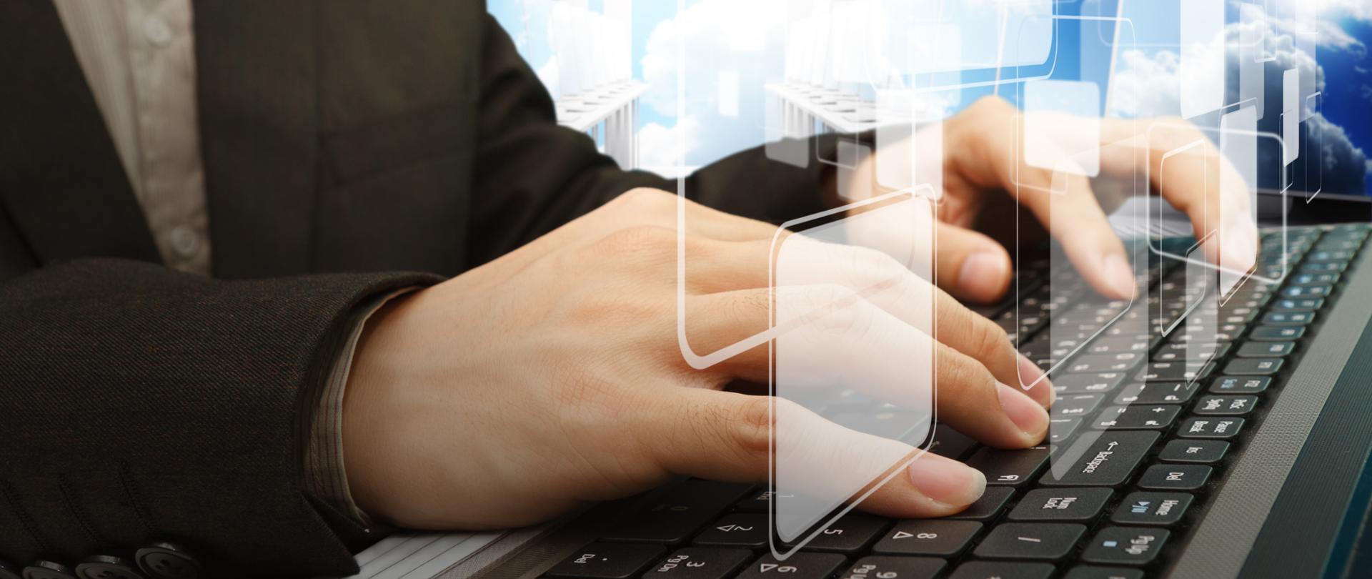 Dłonie mężczyzny na klawiaturze.