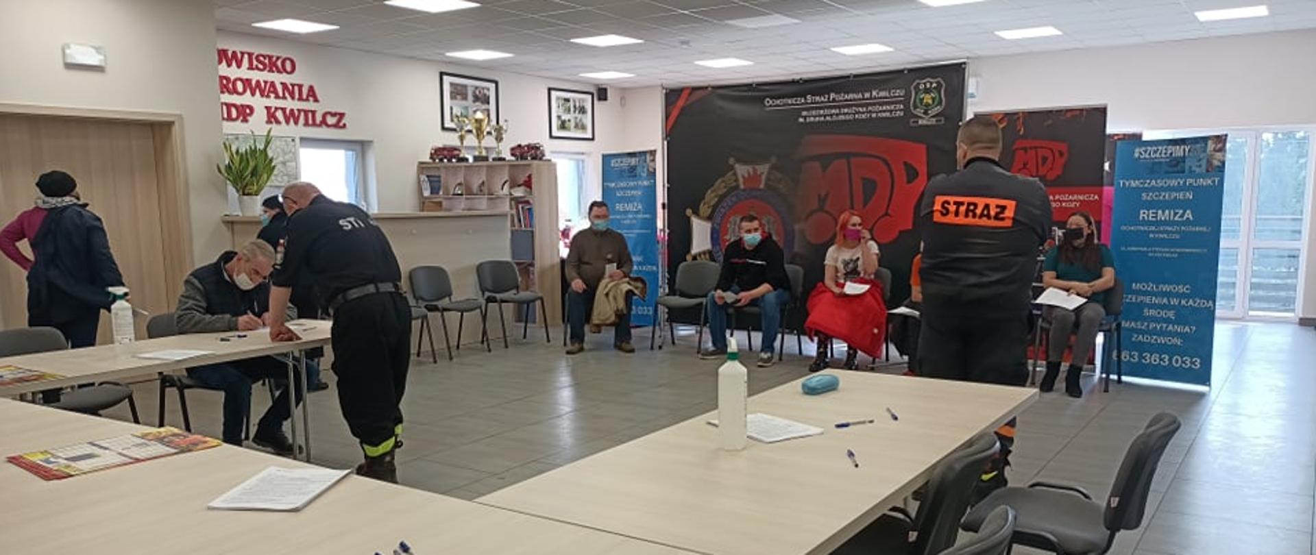 Na zdjęciu widać pomieszczenie w remizie OSP Kwilcz, w którym odbywają się szczepienia