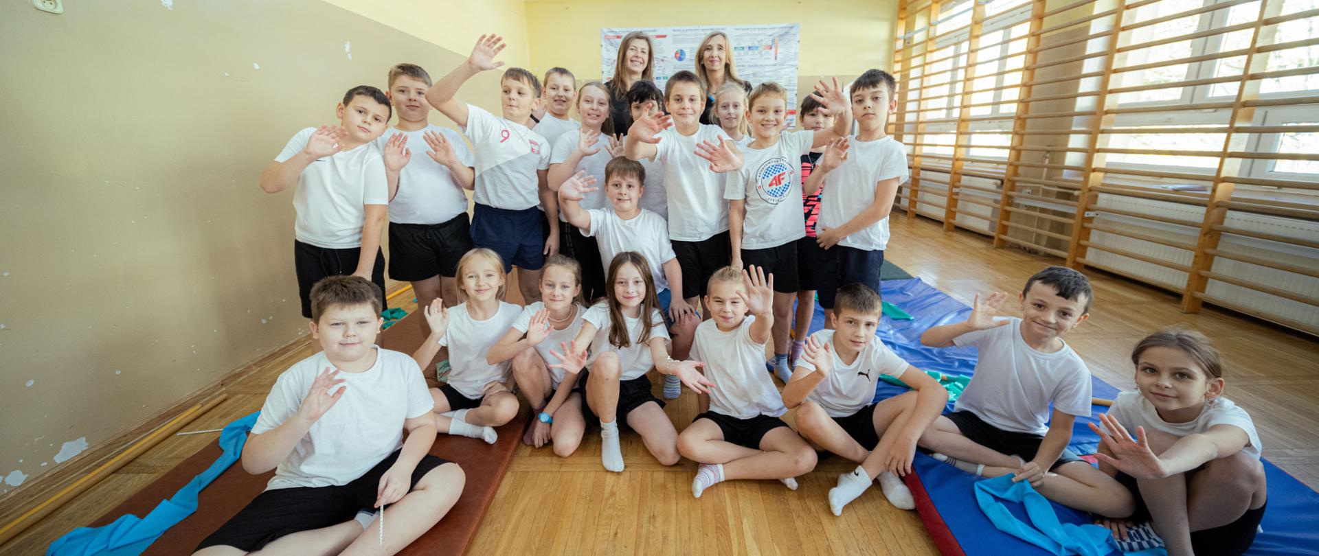 zdjęcie grupowe dzieci i nauczycielek