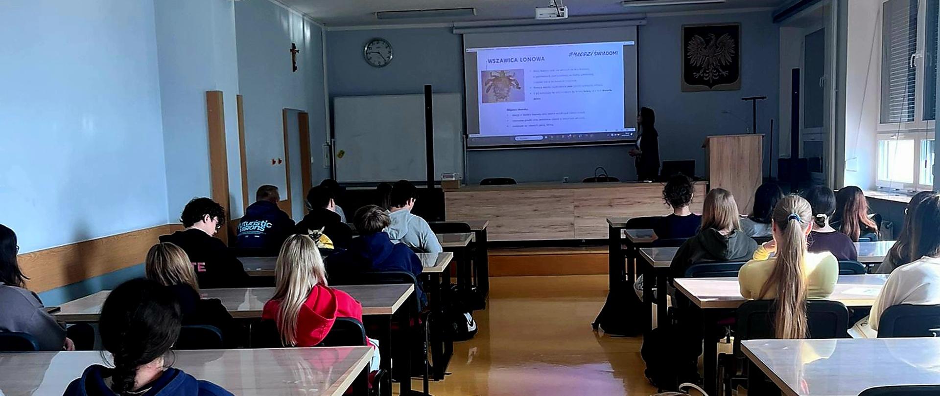 grupa młodzieży podczas zajęć w ramach programu