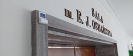 Na zdjęciu znajduje się nadajnik systemu YourWay zainstalowany w środku budynku Opolskiego Urzędu Wojewódzkiego, przed Salą konferencyjną imienia Edmunda Jana Osmańczyka. 