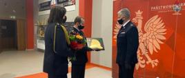 Wręczenie tablicy pamiątkowej oraz kwiatów bryg. Robertowy Myrcha przez st. bryg. Wojciecha Piechaczka Komendanta Miejskiego PSP w Jastrzębiu-Zdroju