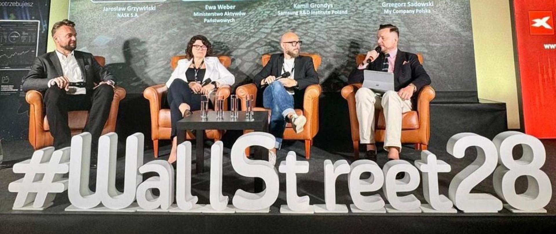 Ewa Weber na konferencji WallStreet w Karpaczu siedzi na fotelu.