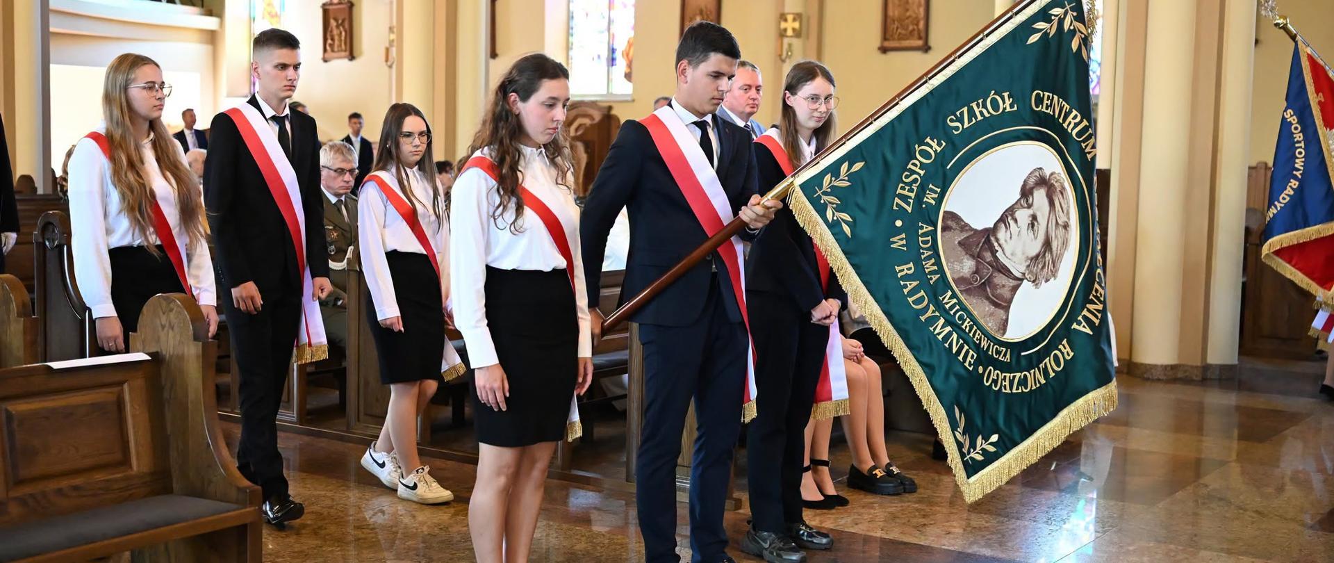 2. Poczet sztandarowy szkoły w kościele