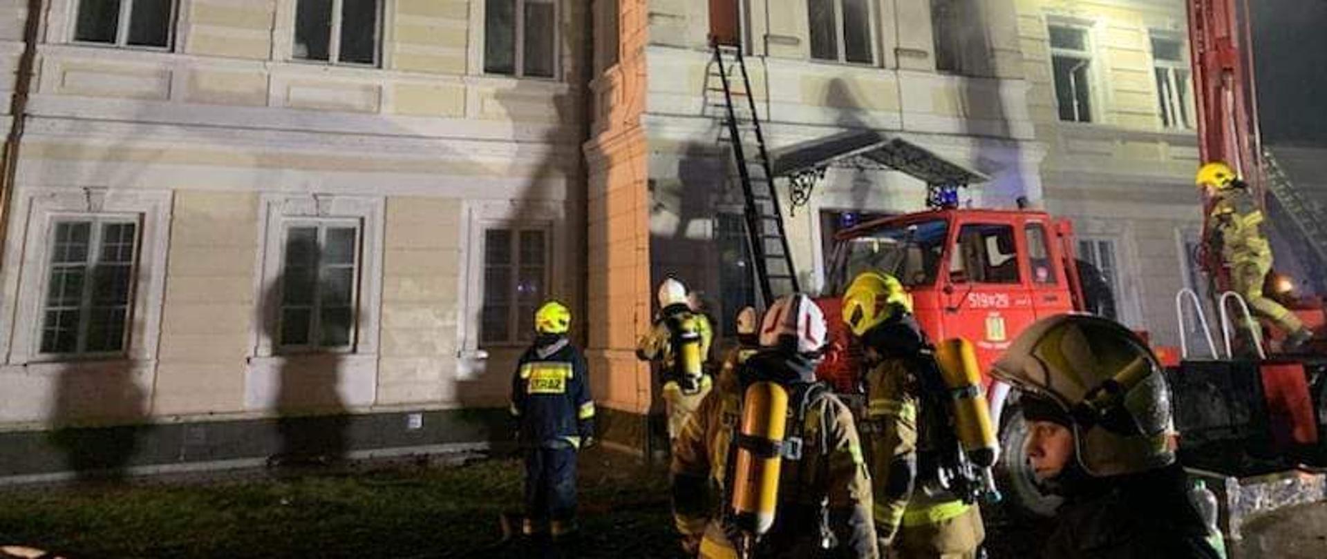 Pożar zabytkowego Pałacu Antoniego Karola Stulgińskiego w Dębem Małym (powiat miński)