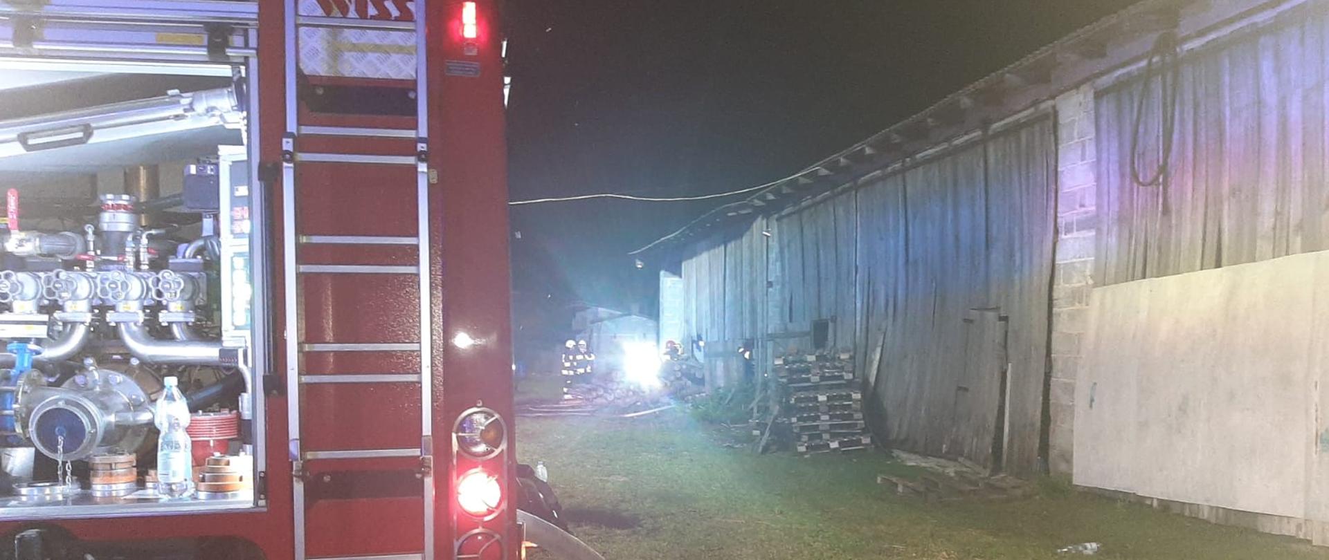 pojazd jednostki OSP Dębe Wielkie prowadzący działania dogaszające