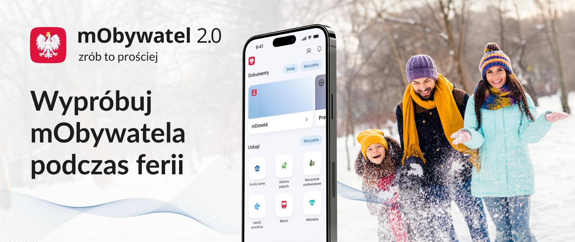 Rodzice z dzieckiem w zimowych ubraniach bawią się śniegiem. Z boku smartfon, na którym wyświetla się aplikacja mObywatel 2.0. Wypróbuj mObywatela podczas ferii. Loga: Ministerstwo Cyfryzacji, mObywatel 2.0 - zrób to prościej. 