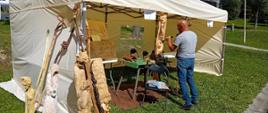 Cartpathia EtnoWeekend w Polańczyku - na zdjęciu artysta wraz z rzeźbami z drewna
