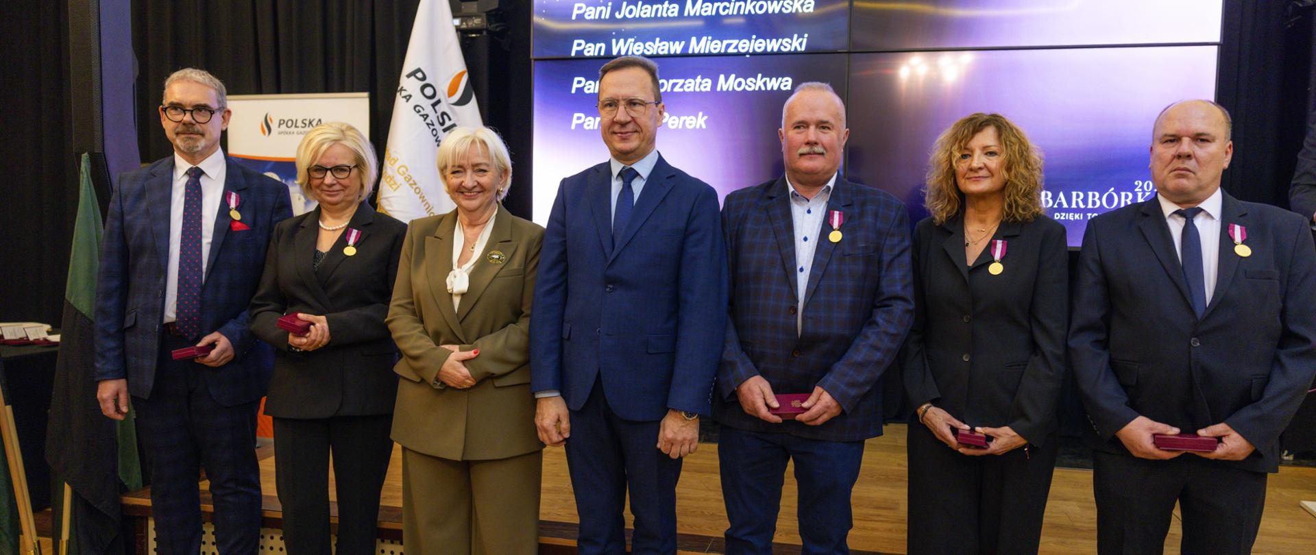 Wojewoda łódzki Dorota Ryl wspólnie z uhonorowanymi pracownikami łódzkiego oddziału Polskiej Spółki Gazownictwa 