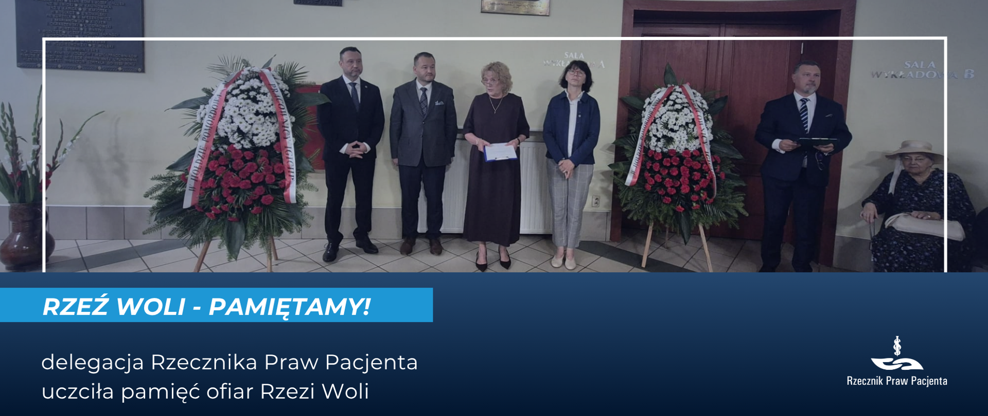 Delegacja Rzecznika Praw Pacjenta podczas uroczystości upamiętniającej ofiary Rzezi Woli. Obok uczestników stoją dwa wieńce. Na grafice znajduje się tytuł „Rzeź Woli – Pamiętamy!” pod spodem napis Delegacja Rzecznika Praw Pacjenta uczciła pamięć ofiar Rzezi Woli oraz logo Rzecznika Praw Pacjenta w prawym dolnym rogu.