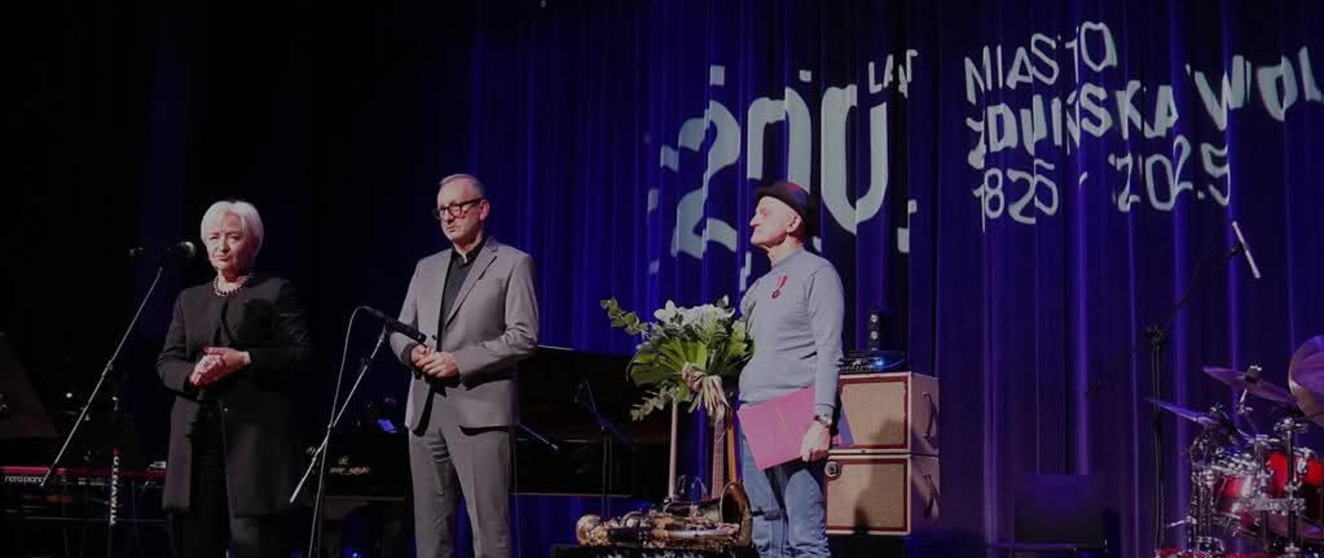 Wojewoda łódzki Dorota Ryl, prezydent Zduńskiej Woli Konrad Pokora oraz wyróżniony artysta - Andrzej Olejniczak 