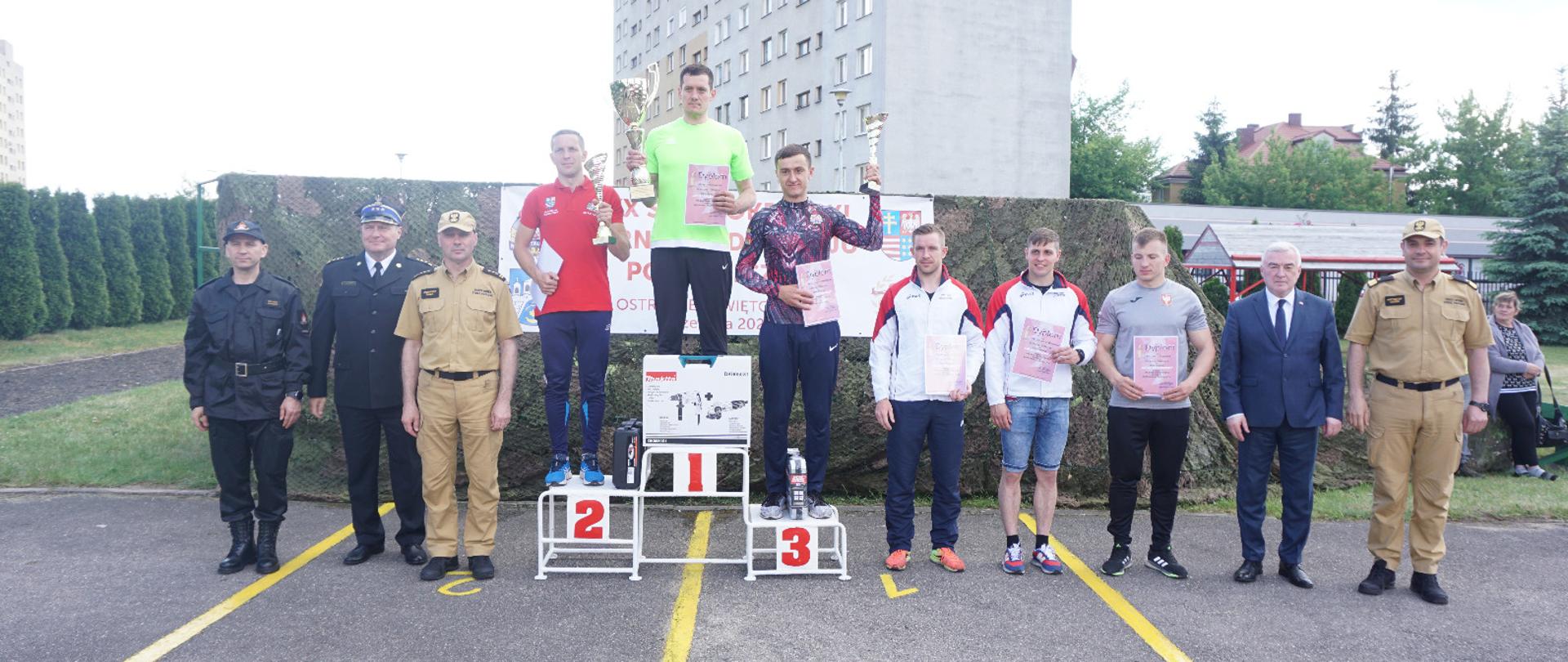 Zawodnicy podczas wręczania nagród