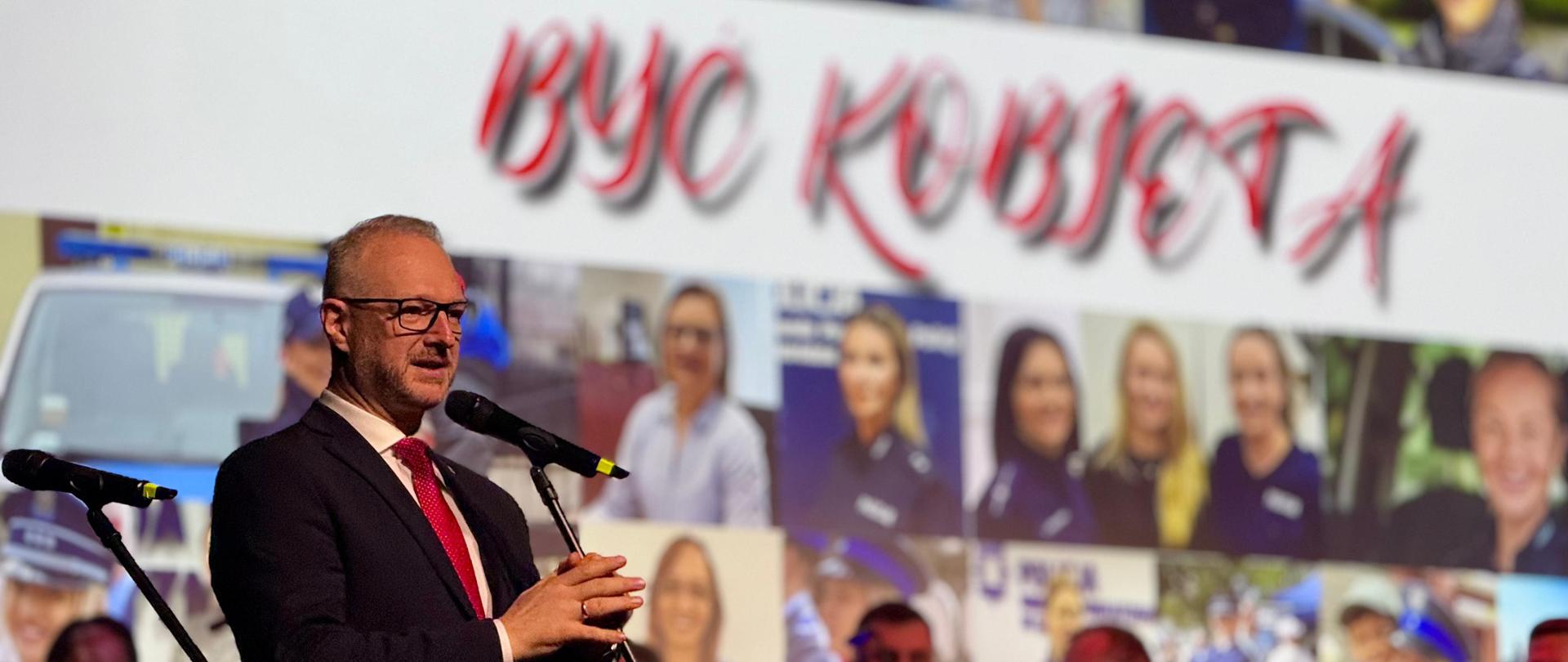 Wojewoda Warmińsko-Mazurski Radosław Król na Koncercie „Być Kobietą” z okazji 100-lecia kobiet w Policji i Dnia Kobiet