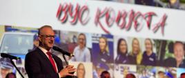 Wojewoda Warmińsko-Mazurski Radosław Król na Koncercie „Być Kobietą” z okazji 100-lecia kobiet w Policji i Dnia Kobiet