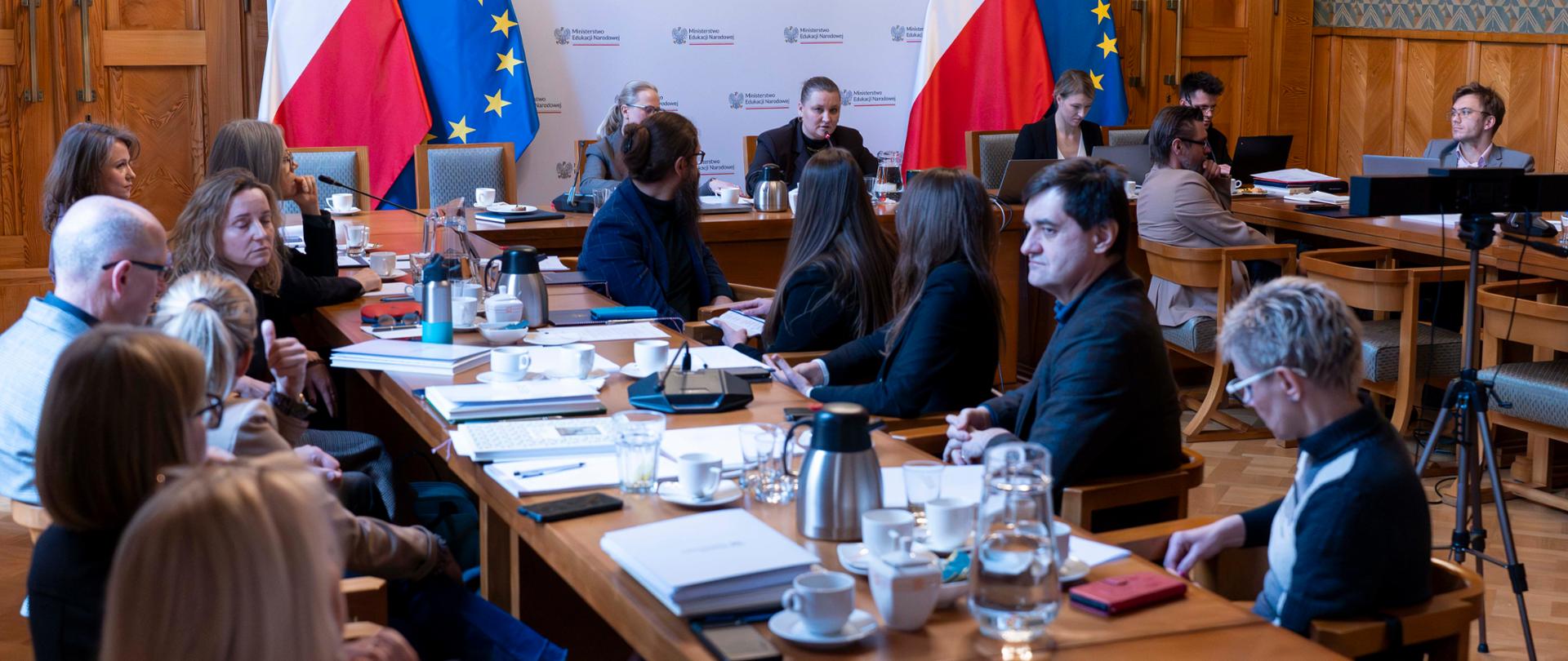 Na zdjęciu przy stole siedzą członkowie Zespołu ds. Edukacji Klimatycznej wraz z Sekretarz stanu Pauliną Piechną-Więckiewicz.