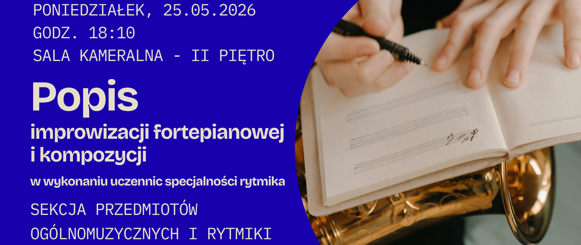 Grafika utrzymana w intensywnym, ciemnoniebieskim kolorze. Po lewej stronie znajdują się informacje o wydarzeniu zapisane dużą, jasną typografią, a po prawej fotografia przedstawiająca dłonie zapisujące nuty w zeszycie leżącym na instrumencie dętym. Całość ma nowoczesny i minimalistyczny charakter.