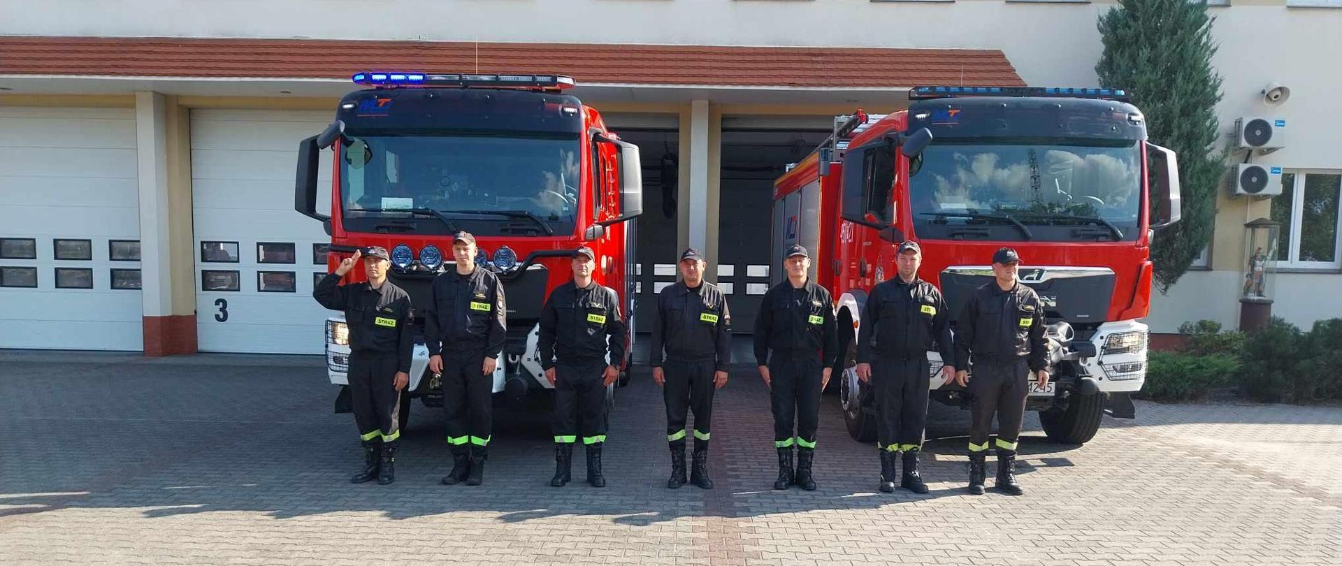 Strażacy przed budynkiem komendy oddali hołd poległym