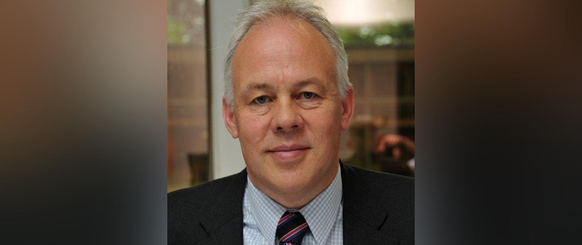 Elegancko ubrany mężczyzna pozuje do zdjęcia