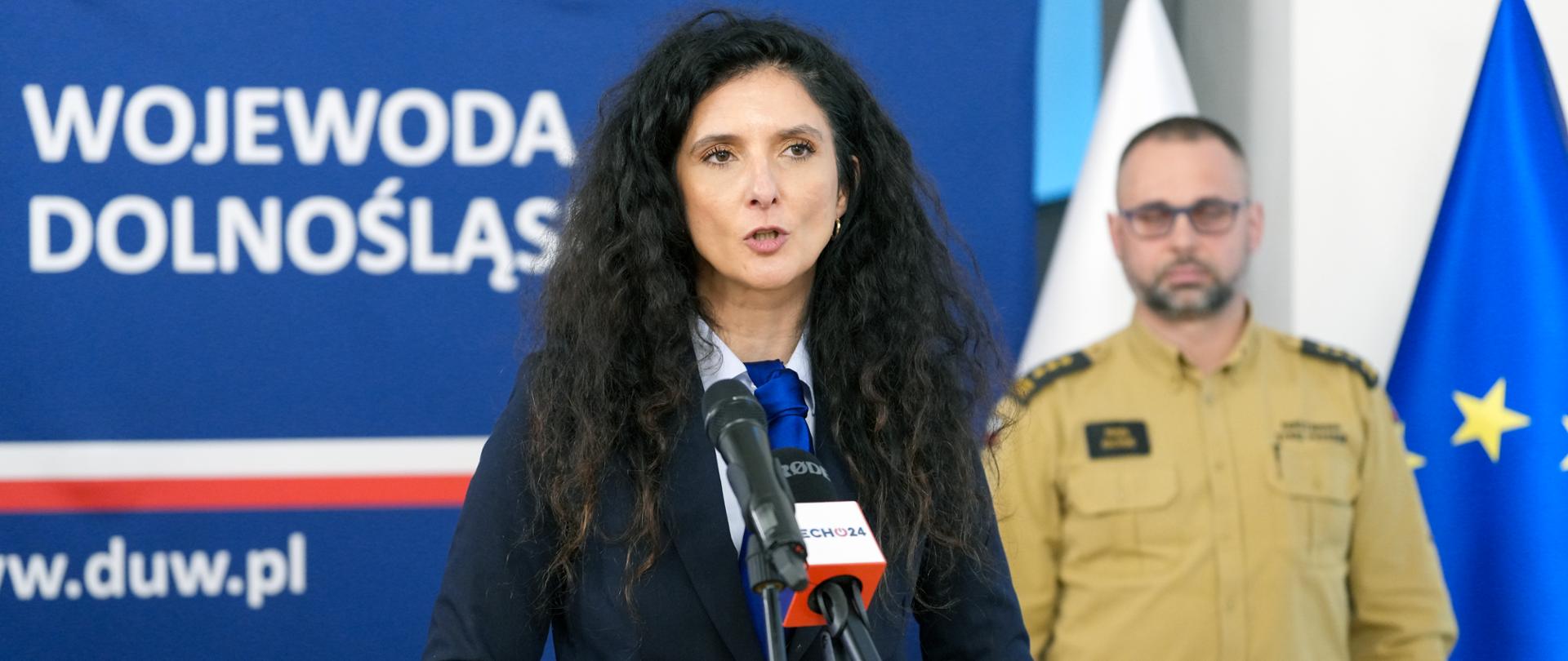 Wojewoda podczas konferencji omawia postęp prac wdrażania programu 