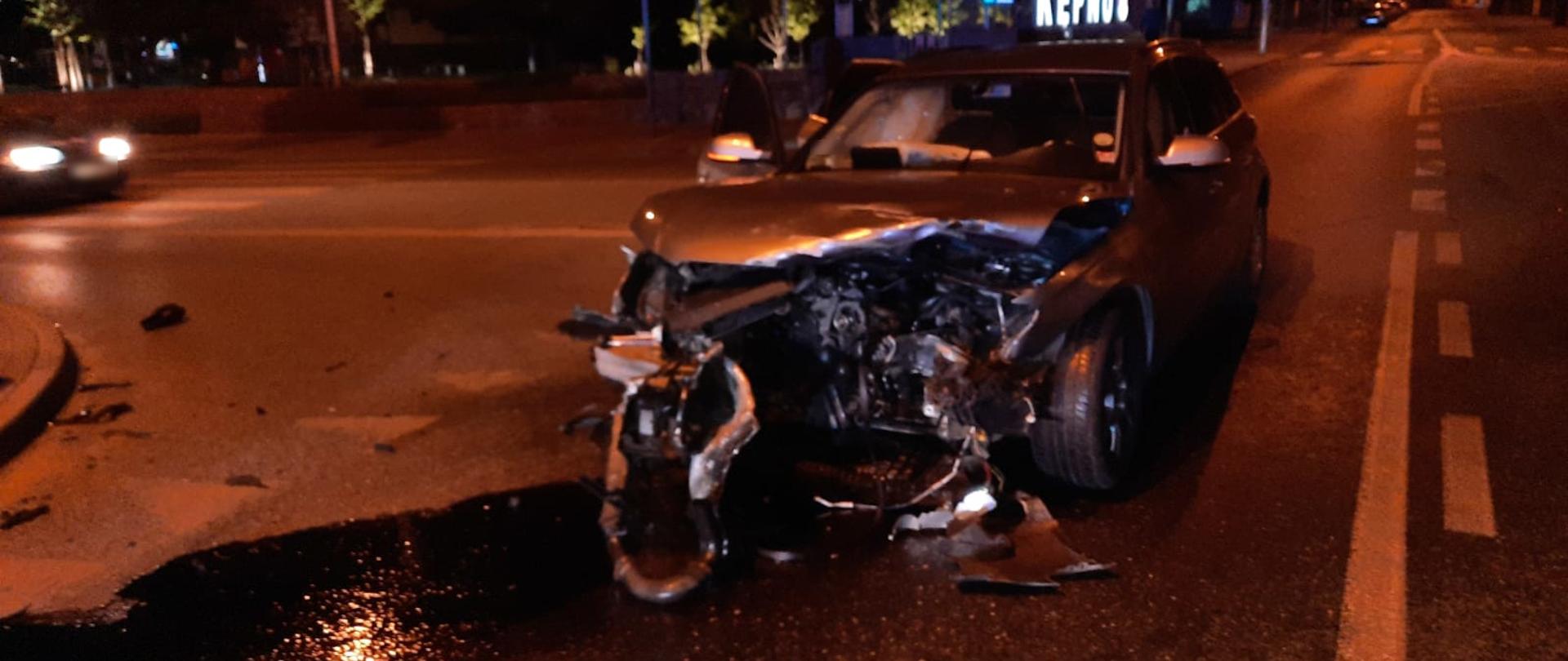 Widoczne miejsce zdarzenia oraz uszkodzone pojazdy.