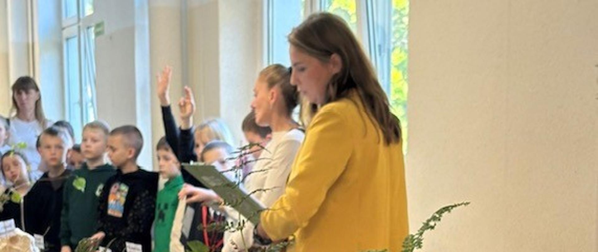 Klasyfikator grzybów z Powiatowej Stacji Sanitarno Epidemiologicznej omawia różnice pomiędzy różnymi gatunkami grzybów jadalnych, niejadalnych i trujących.