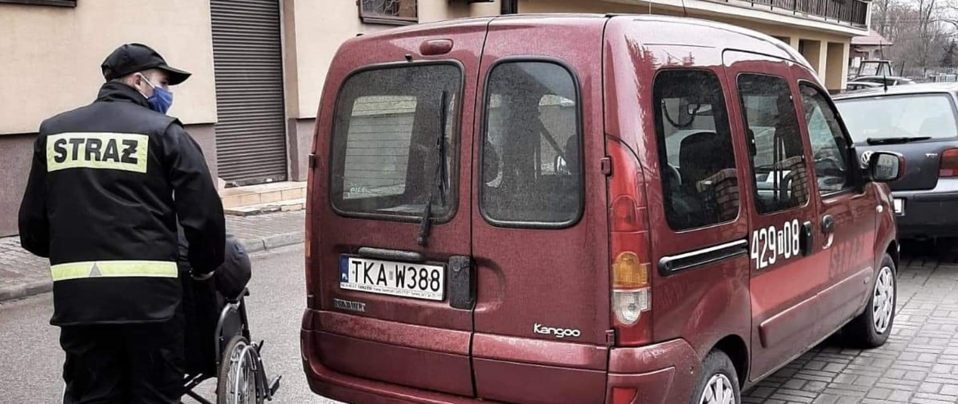 Strażacy pomagają dotrzeć na szczepienia osobom o obniżonej sprawności ruchowej 