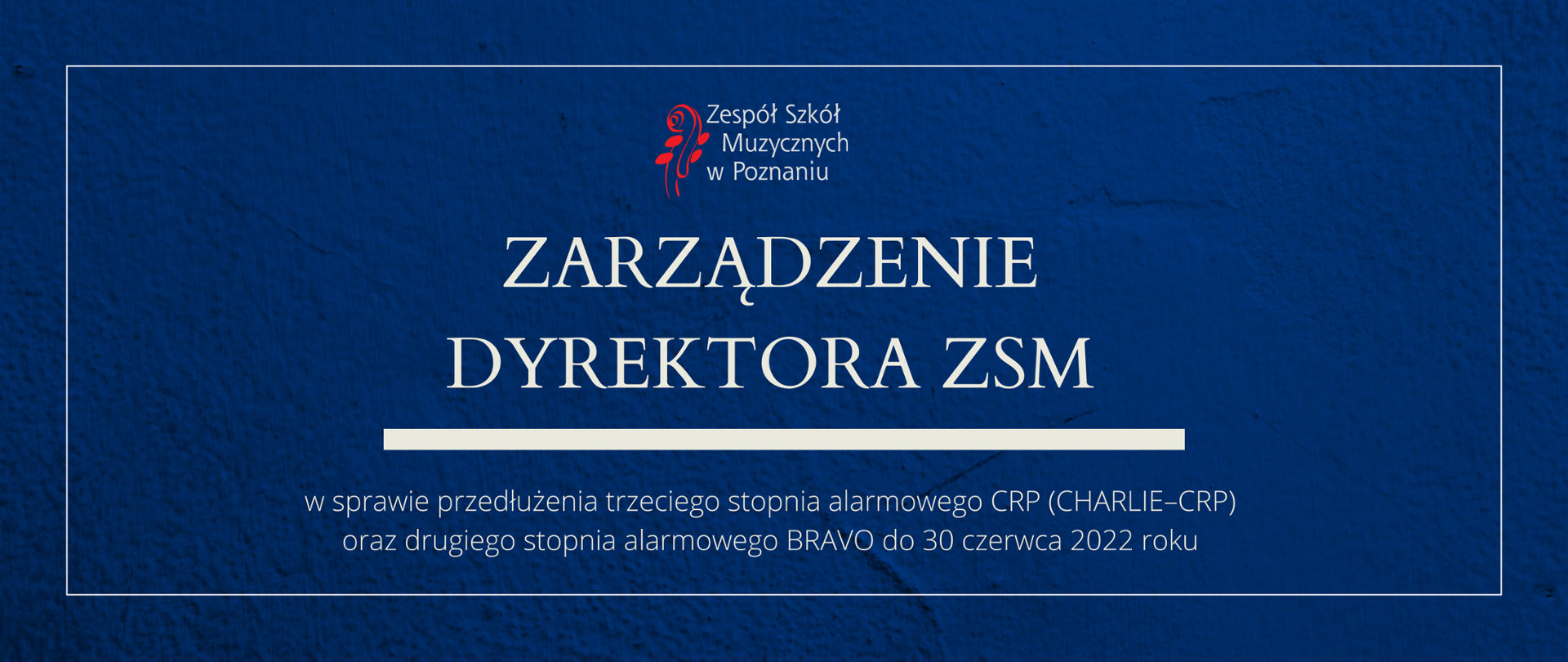 Granatowa grafika z logo ZSM i tekstem /"ZARZĄDZENIE DYREKTORA ZSM"/ poniżej biała gruba linia, niżej tekst /"w sprawie przedłużenia trzeciego stopnia alarmowego CRP (CHARLIE–CRP) oraz drugiego stopnia alarmowego BRAVO do 30 czerwca 2022"/