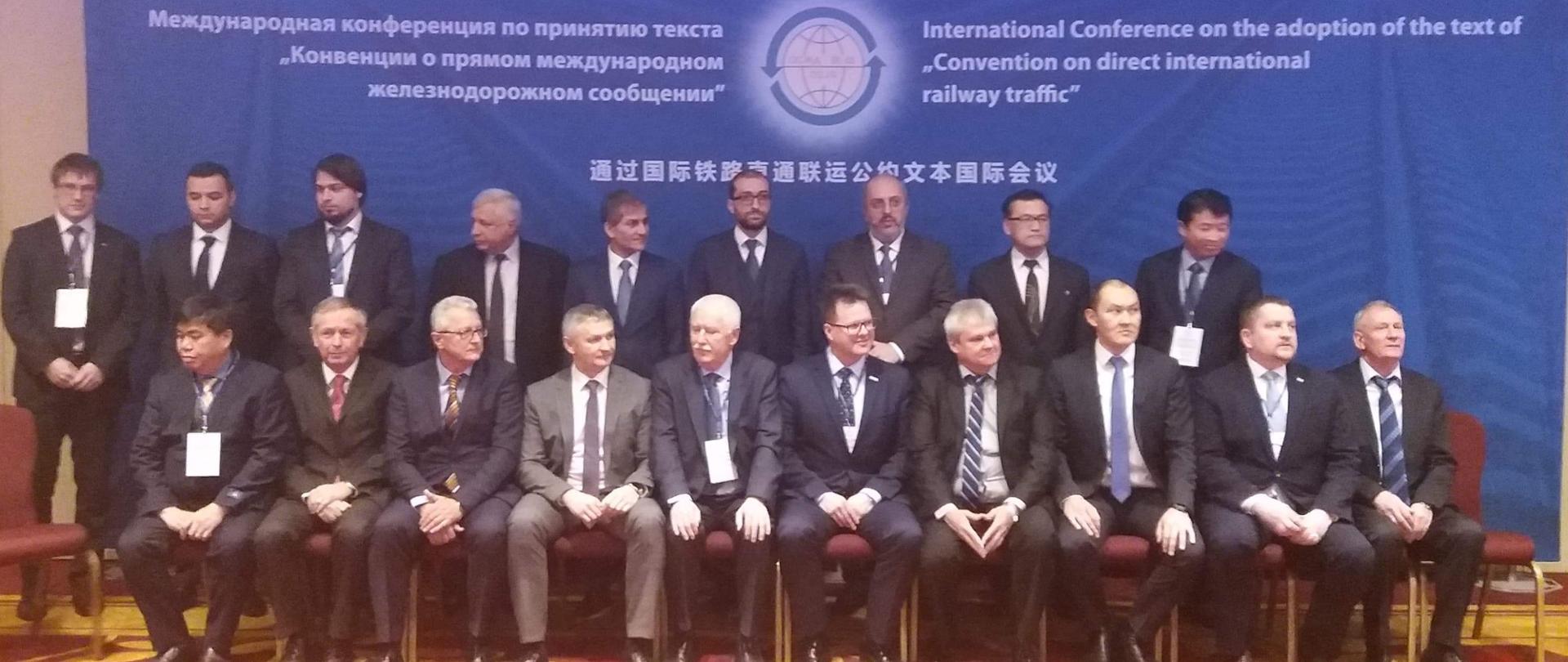 Wiceminister Andrzej Bittel (w środku) i uczestnicy konferencji