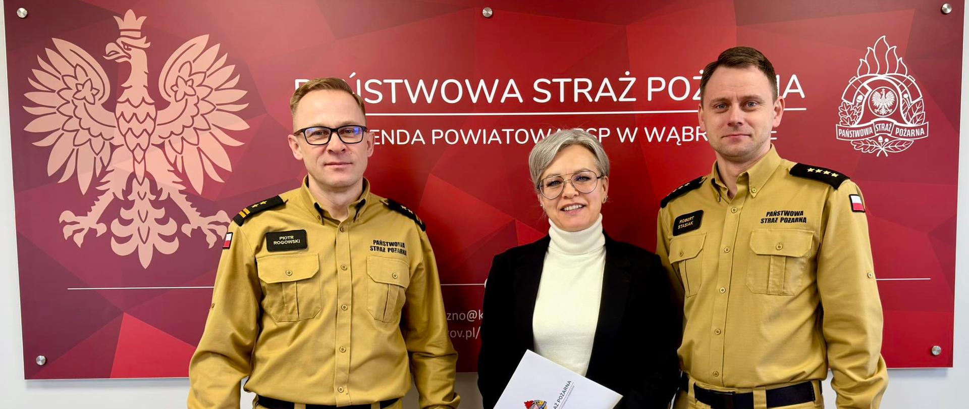 Z okazji Dnia Służby Cywilnej Komendant Powiatowy PSP w Wąbrzeźnie st. pt. Robert Stasiak wręczył nagrodę Pani Magdalenie Molczyńskiej