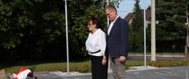  Anna Olszewska i Andrzej Poczobut składają hołd ofiarom tragedii żywocickiej