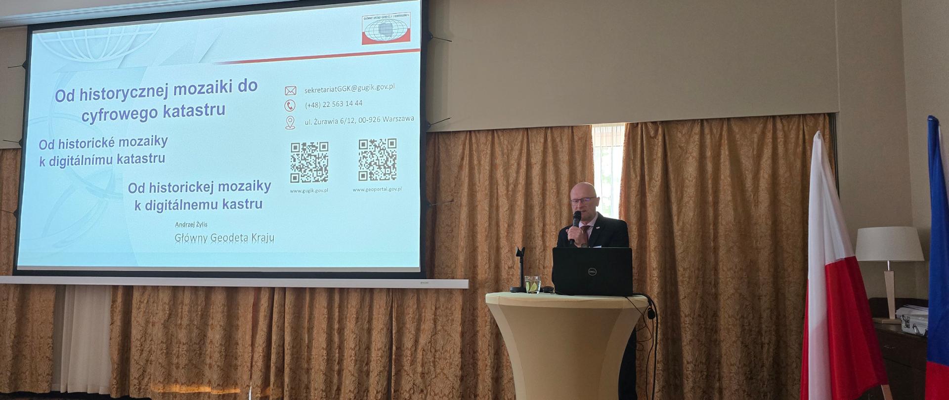 Główny Geodeta Kraju Andrzej Żylis wygłasza prezentację na XXX Czesko-Słowacko-Polskich Dniach Geodezji w Lázně Bělohrad