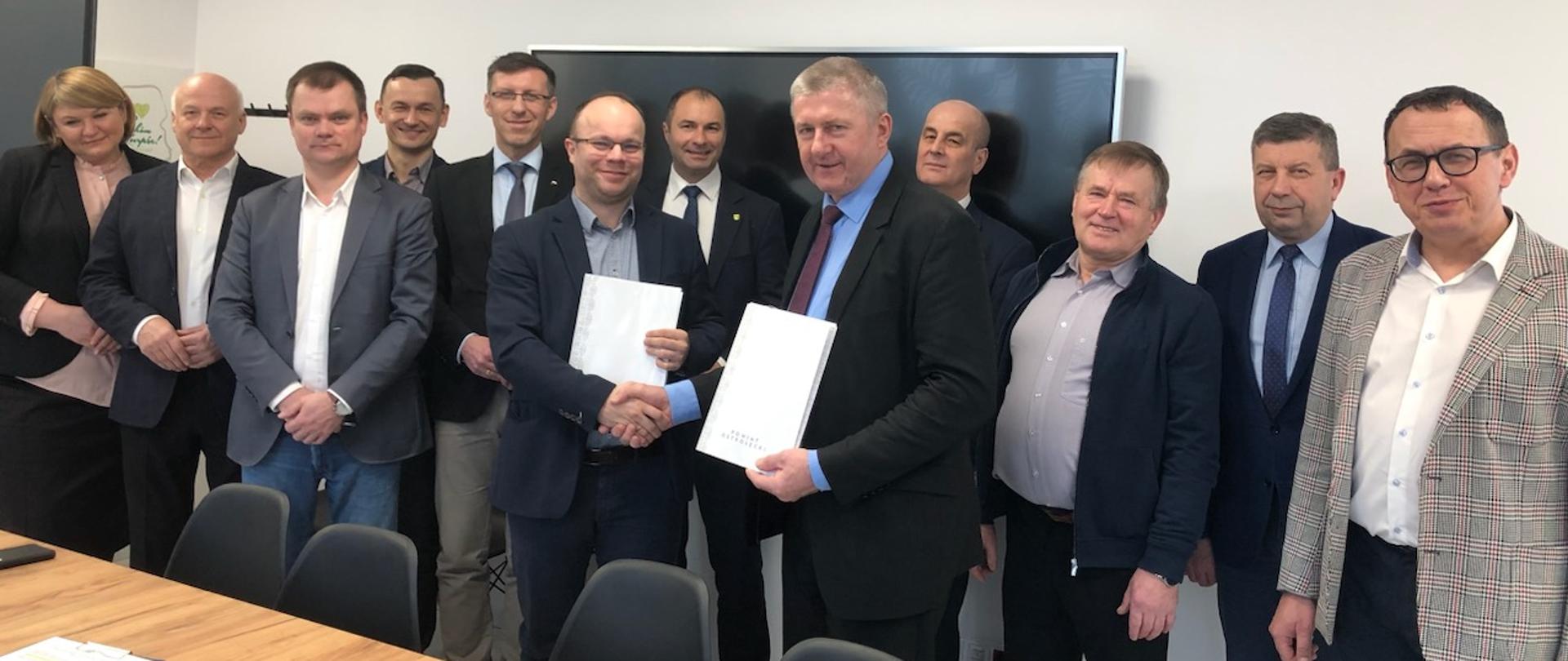 Powiat ostrołęcki: podpisanie umowy na rozbudowę drogi powiatowej na terenie gmin Lelis i Kadzidło