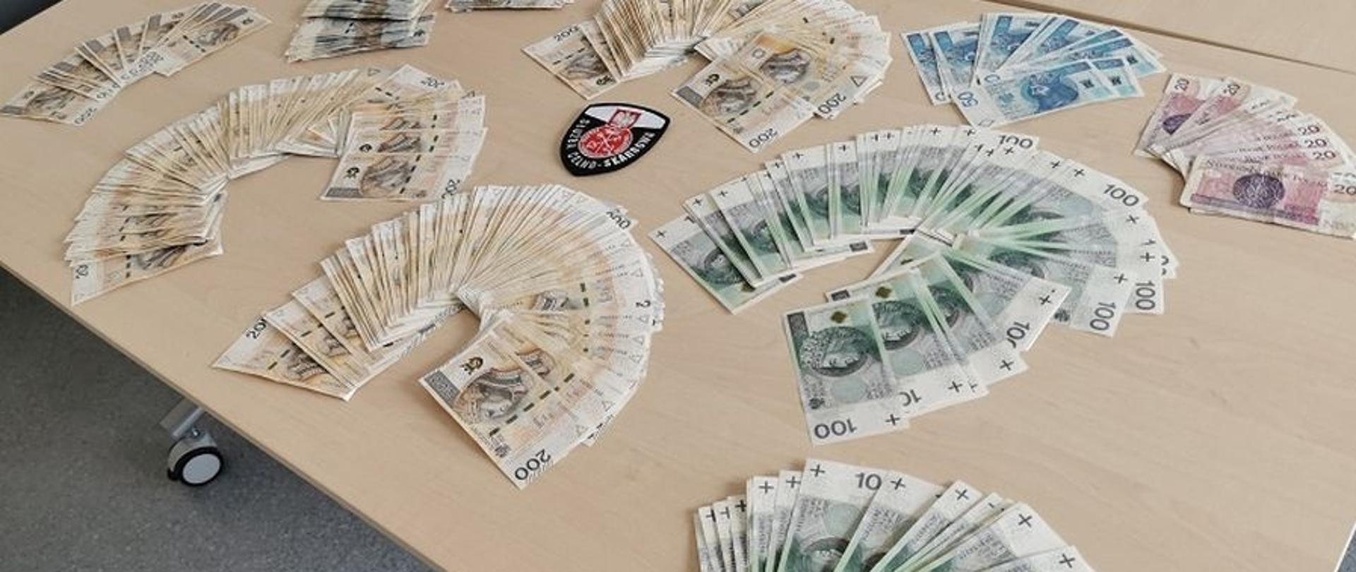 Pieniądze, banknoty ułożone na stole.