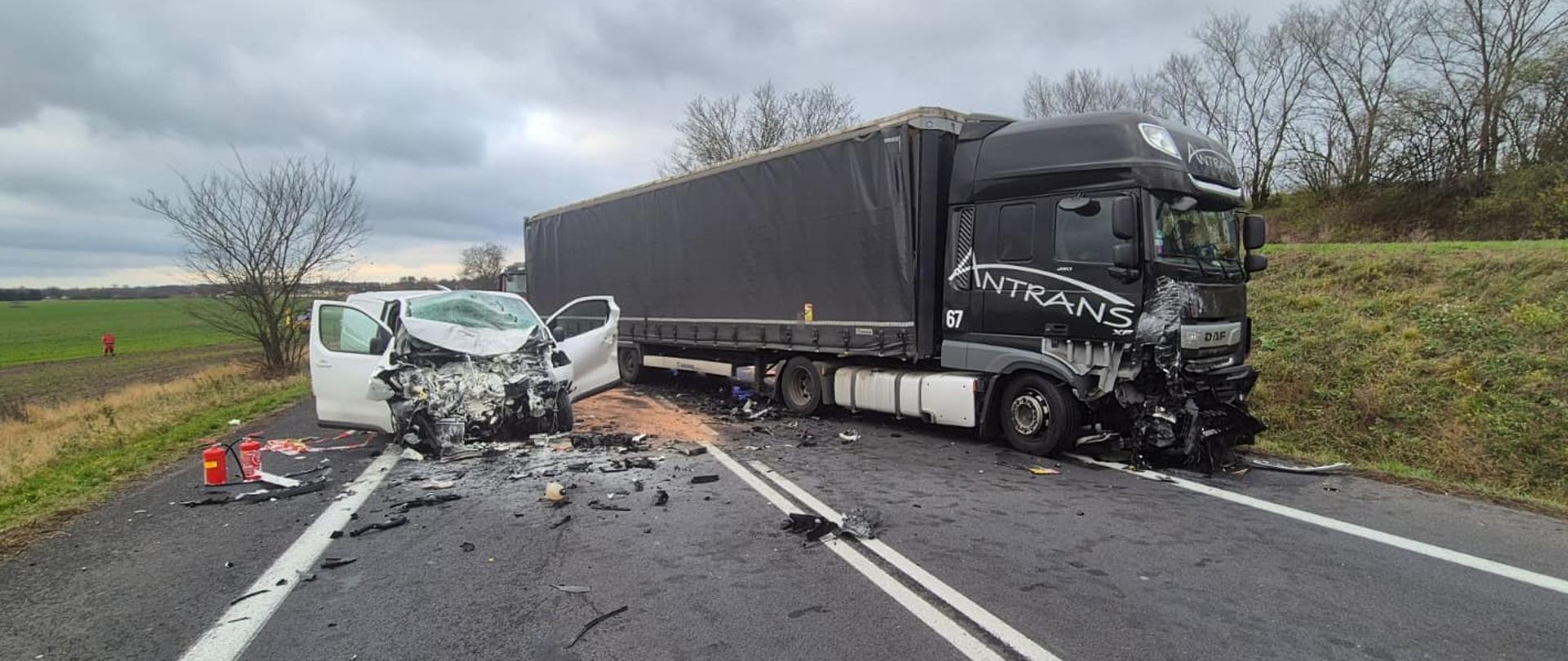 Uszkodzony samochód osobowy i pojazd ciężarowy na drodze