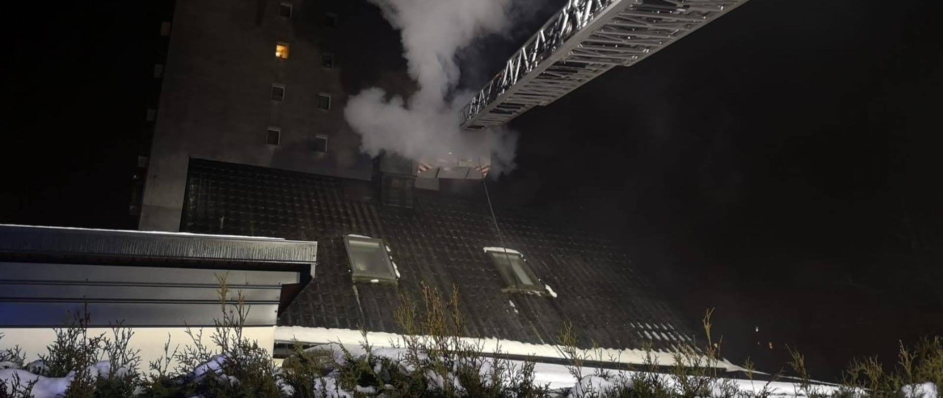 Rozwinięta drabina SD 37 przy pożarze sadzy w budynku mieszkalnym