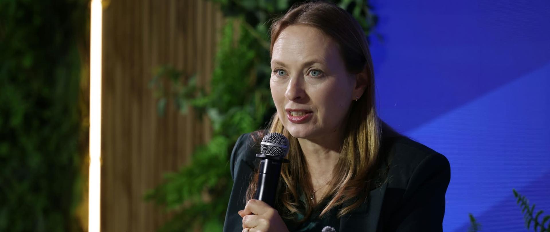 Na zdjęciu minister funduszy i polityki regionalnej Katarzyna Pełczyńska-Nałęcz na scenie z mikrofonem podczas Forum Ekonomicznego w Karpaczu 