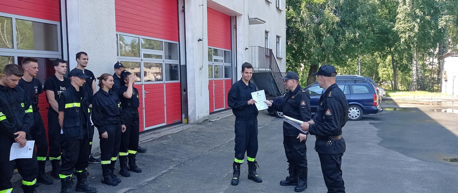 Wręczenie świadectw. 