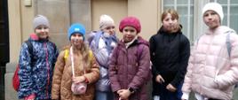 Na fotografii znajdują się dzieci podczas wycieczki do Krakowa