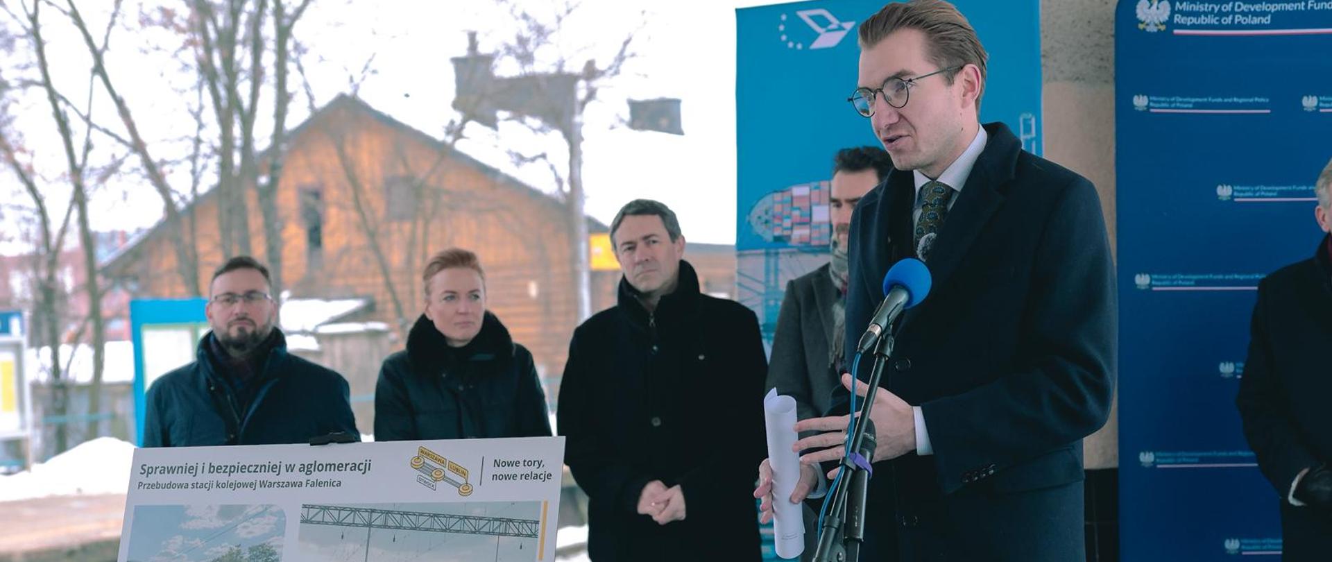 Na zdjęciu wiceminister Jan Szyszko stoi przed mikrofonem