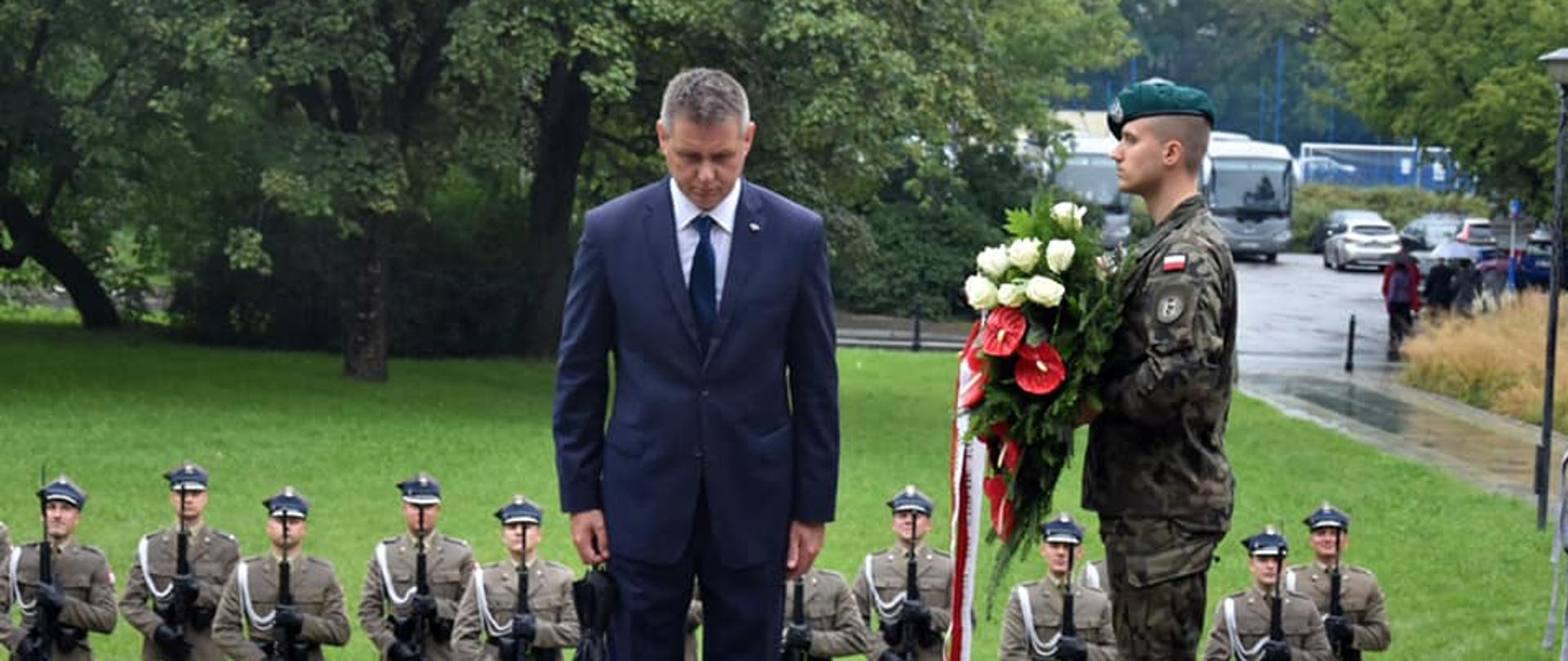 Na zdjęciu widoczny jest stojący mężczyzna podczas podczas obchodów 157. rocznicy wykonania wyroku na członkach Rządu Narodowego