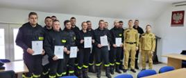 Zdjęcia przedstawia strażaków OSP podczas zakończenia szkolenia kierowcy konserwatora sprzętu ratowniczego OSP