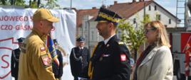 Na zdjęci widać strażaka odbierającego medal od Komendanta Wojewódzkiego.