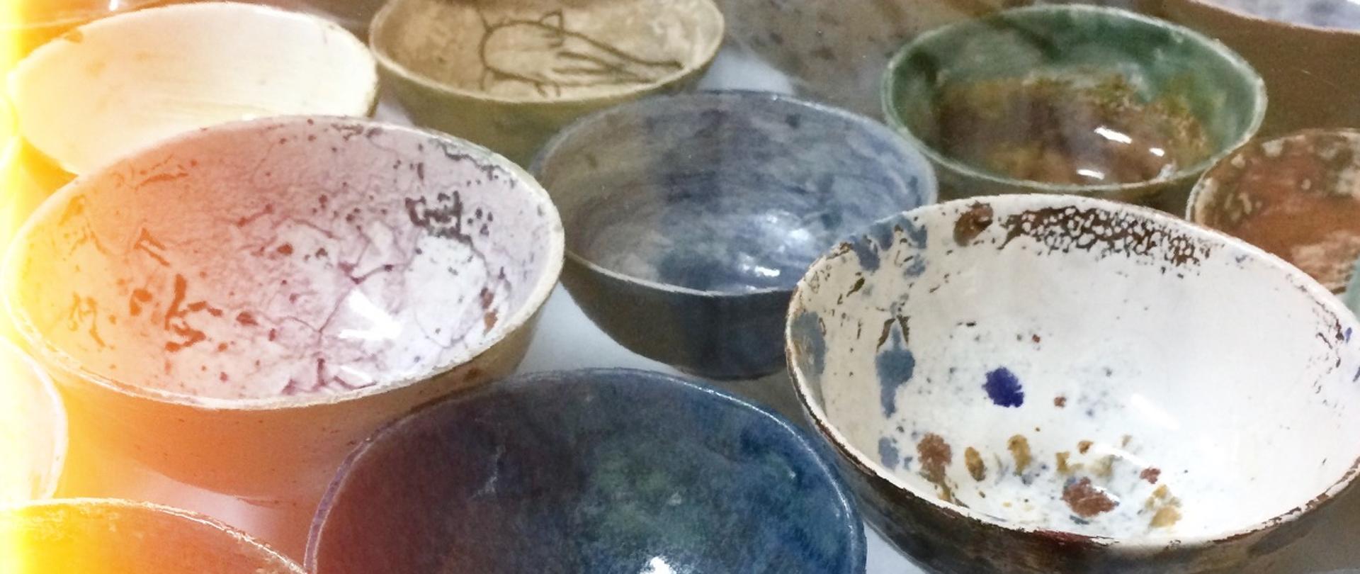miseczki ceramiczne, ręcznie robione, szkliwione różnymi szkliwami