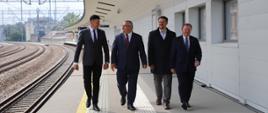 Minister infrastruktury Andrzej Adamczyk w towarzystwie prezesa PKP Polskich Linii Kolejowych SA Ireneusza Merchela oraz małopolskich samorządowców na peronie przystanku kolejowego Kraków Grzegórzki
